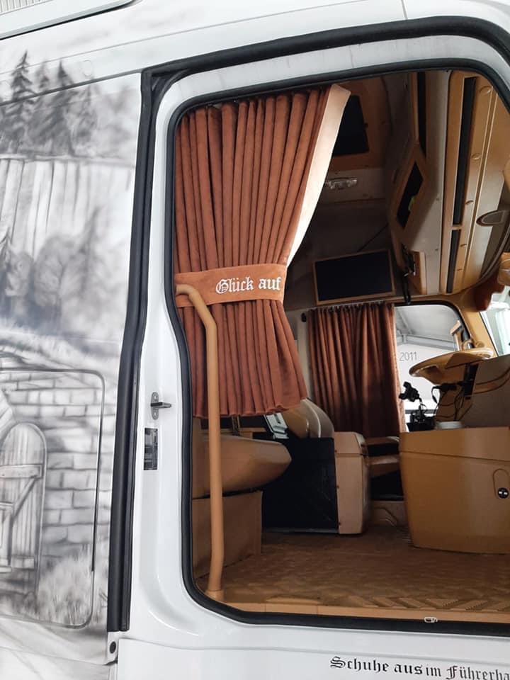 Wohlfühloase im Trucker-Führerhaus mit individuell gestalten Gardinen von Mandys Truckershop